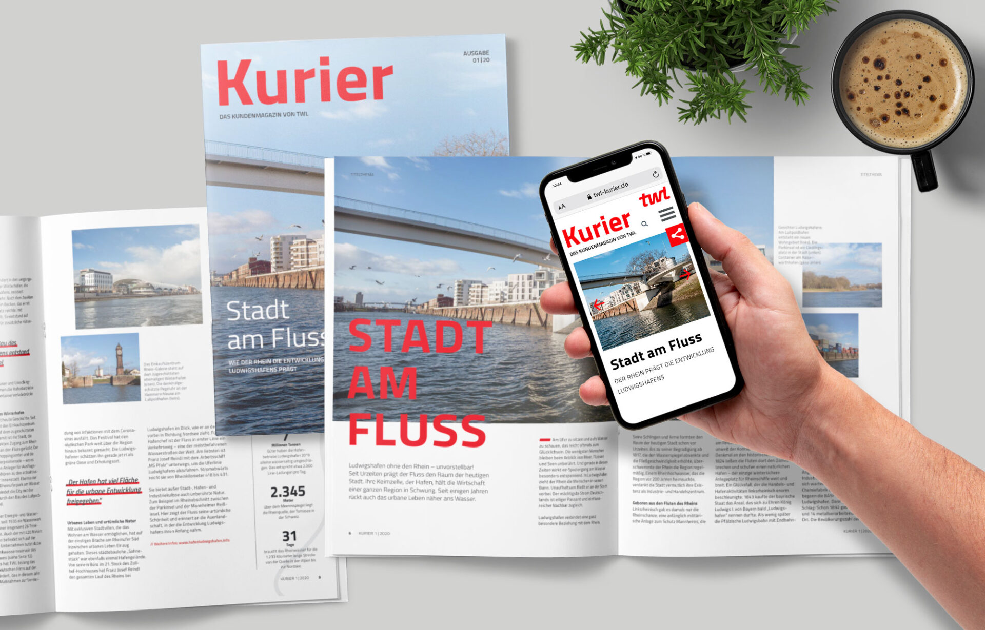 Vor neutralem Hintergrund zeigt sich das TWL-Kundenmagazin „Kurier“ in drei Printausgaben und auf einem Handydisplay.