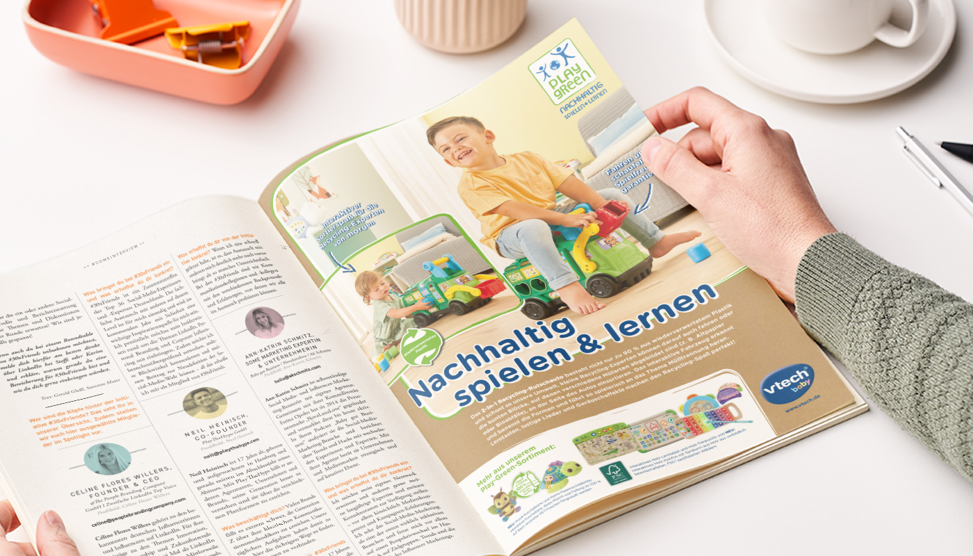 In einer Zeitschrift ist eine Anzeige der Social-Media-Kampagne von VTech mit dem Titel „Nachhaltig spielen & lernen“ platziert.