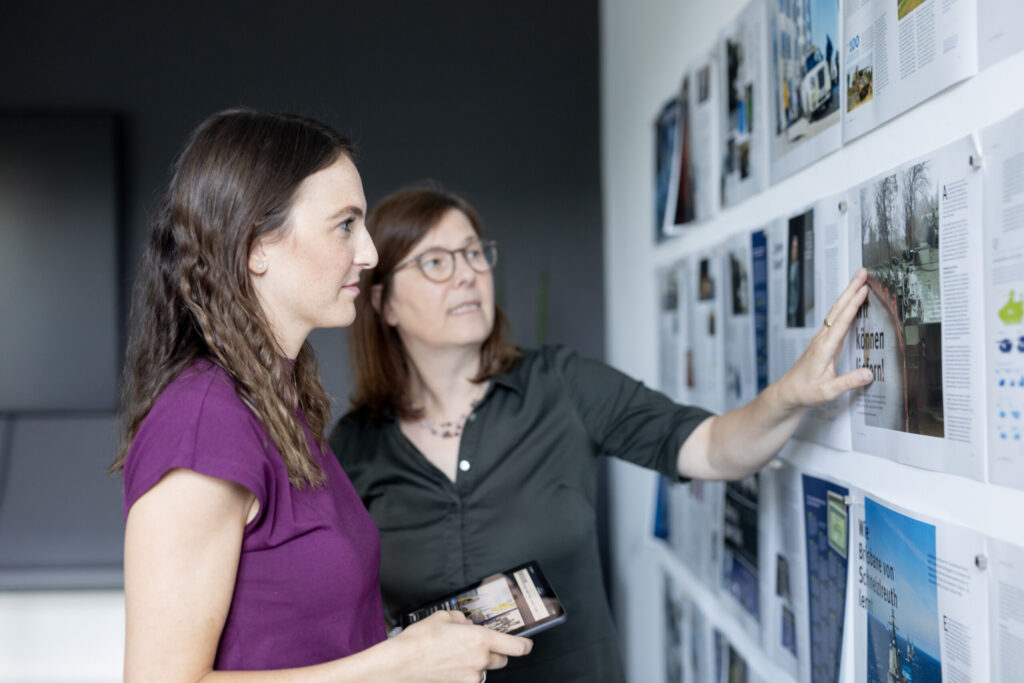 Fotografie einer Besprechungssituation zu einem Mitarbeitermagazin mit dem Ziel, die Mitarbeiterzufriedenheit zu steigern