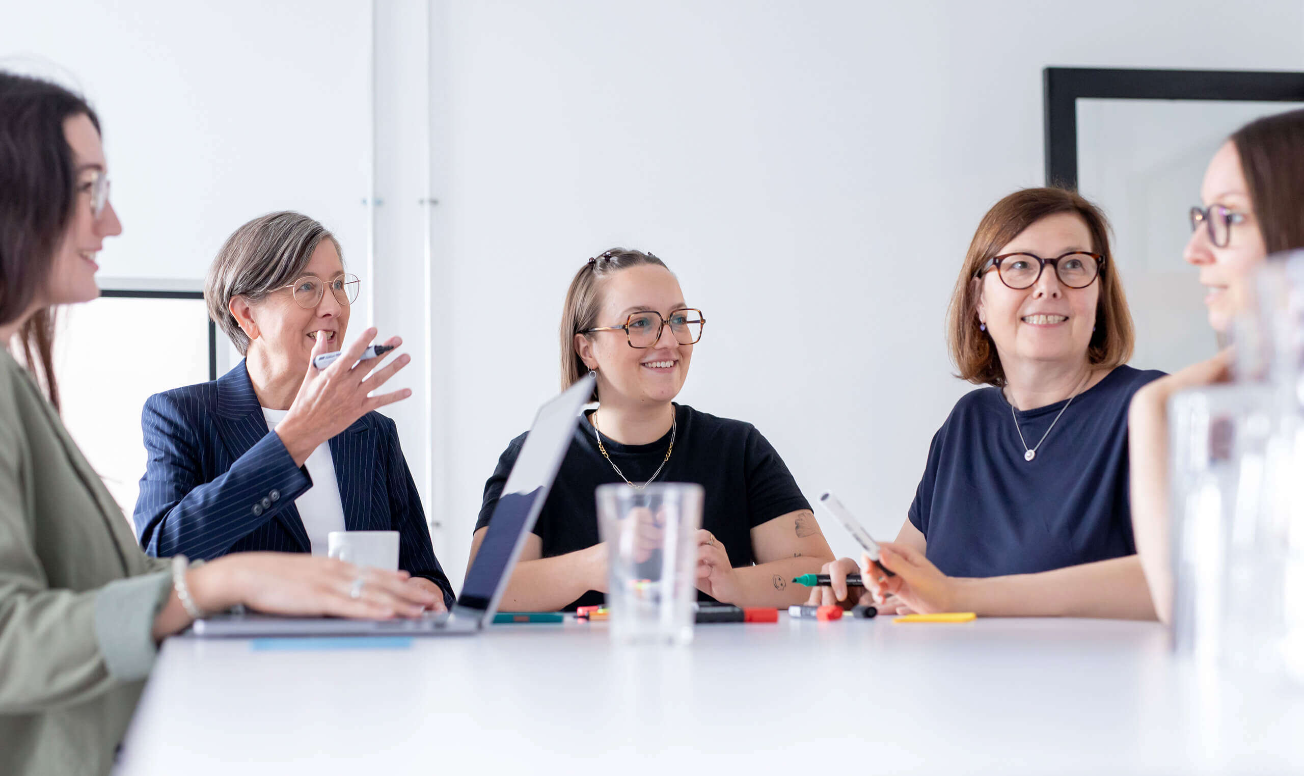 Fotografie des Teams bei Publik für strategische Kommunikationsberatung. 